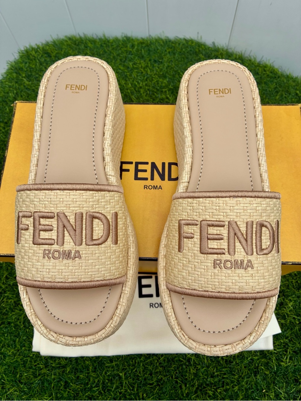 FENDI SUNSHINE NATURAL RAFFIA PLATFORM SLIDE SANDALS EMBROIDERED LOGO SZ 40 NEW